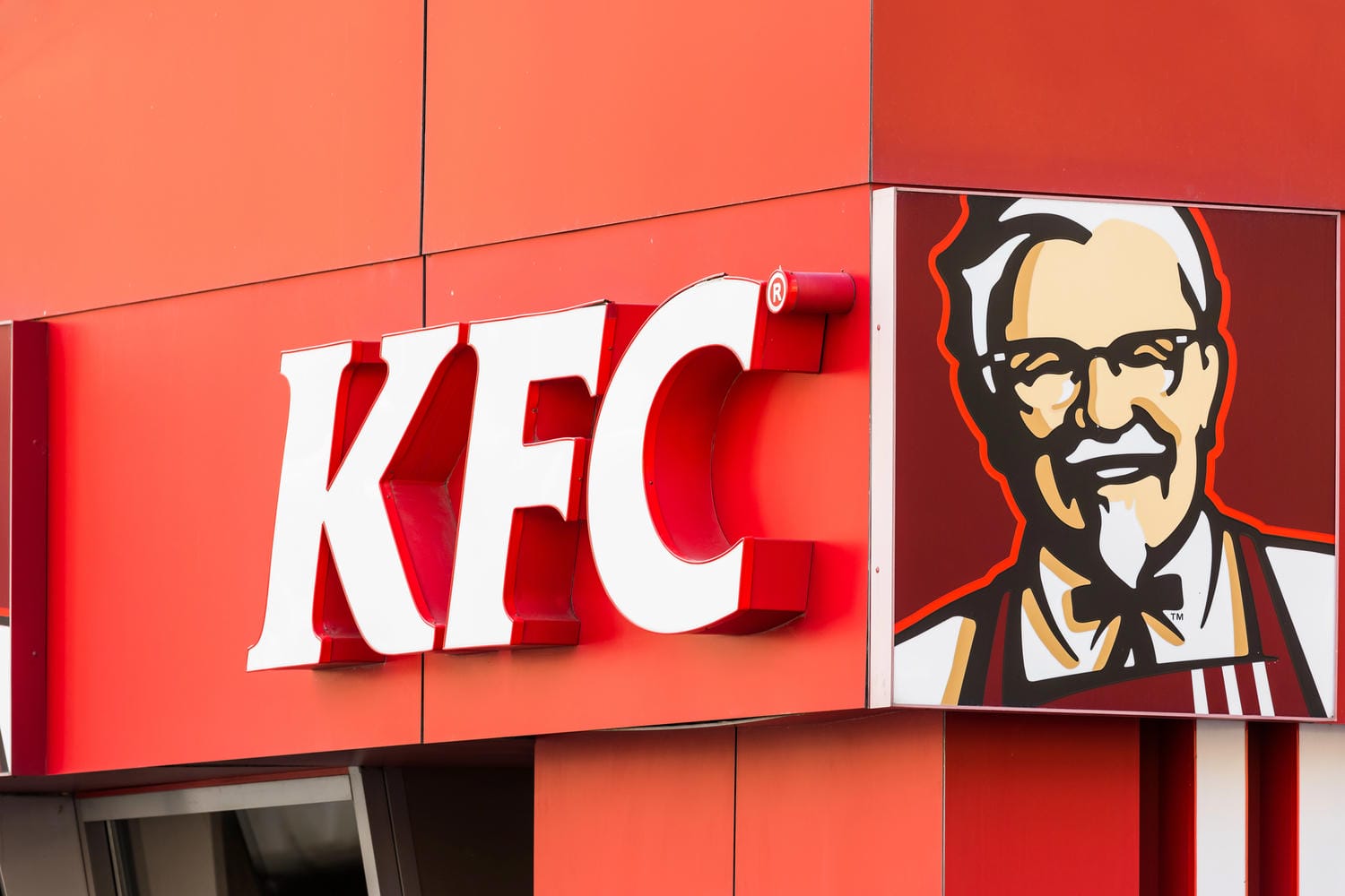 KFC po škandále so skazeným mäsom posilňuje kontroly a chystá nové pobočky